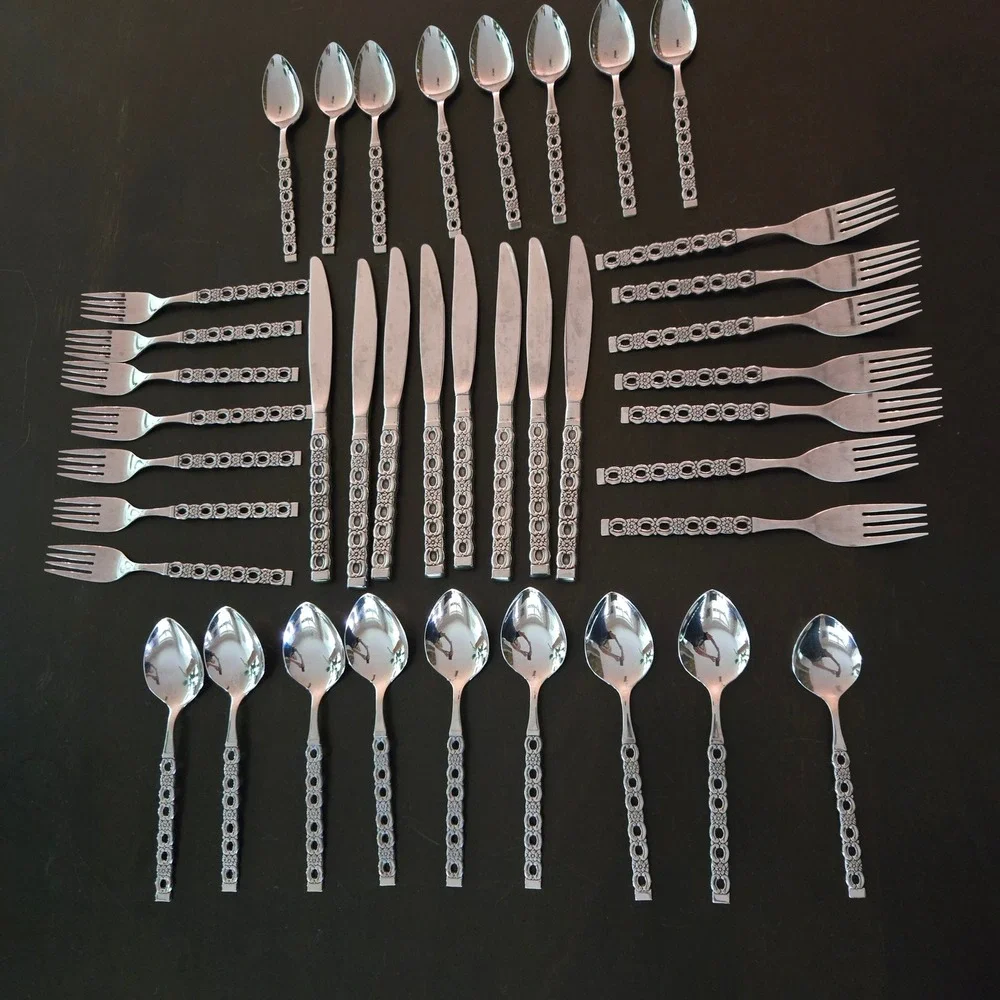 39Pc Oneida Deluxe Applique Stainless Flatware Set MCM Servings 7-8 Forks Spoons